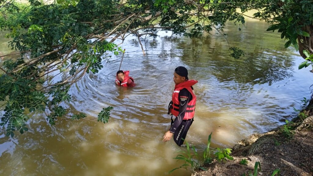 Selimut jadi petunjuk, warga emas jatuh tali air