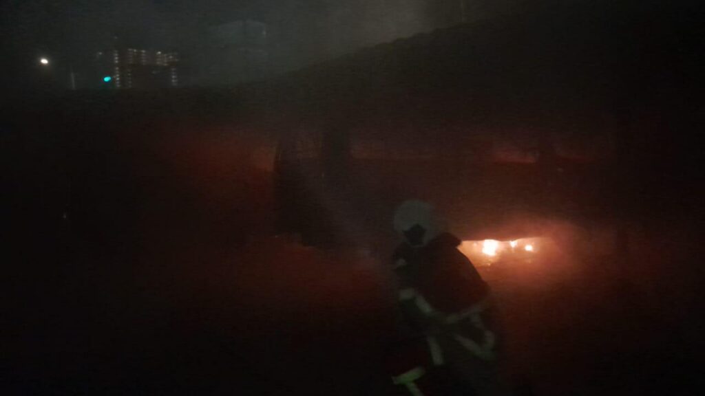 Lima kenderaan parkir di garaj flat musnah terbakar