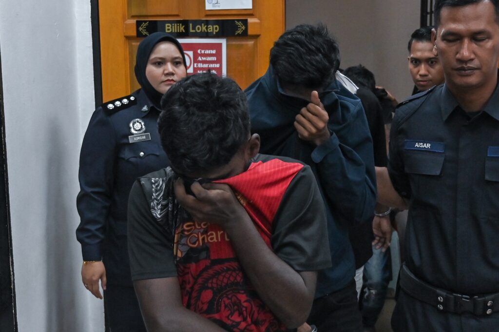 Empat lelaki didakwa kes samun warga emas guna parang, sebabkan kematian