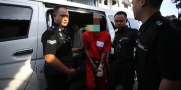 [VIDEO] Suspek pukul isteri hamil tiba di mahkamah pagi ini