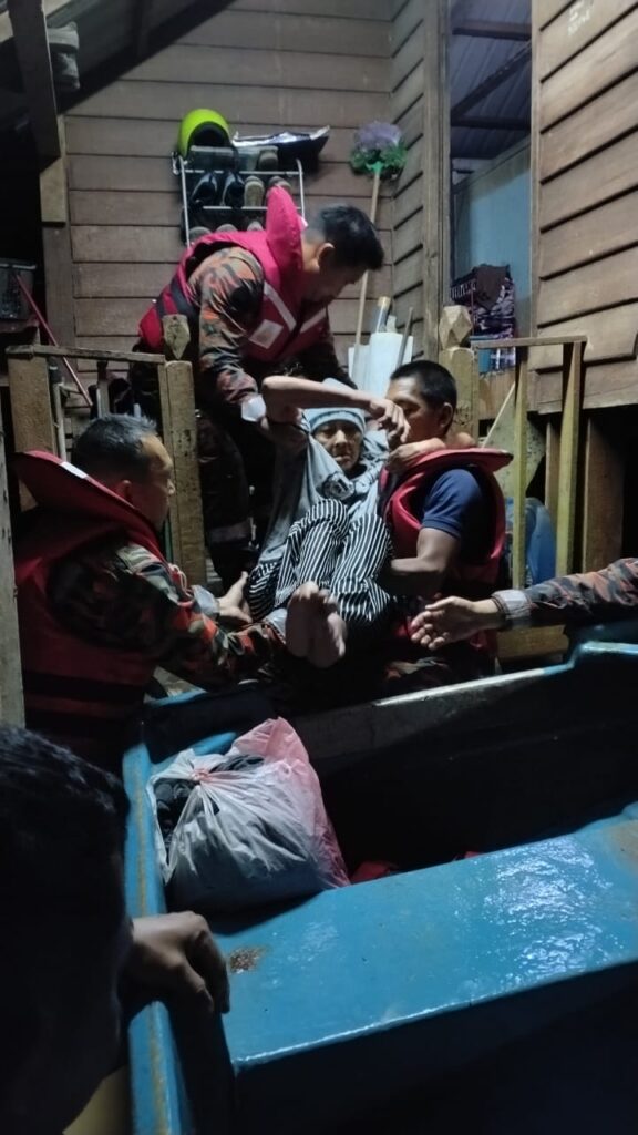 Warga emas, OKU terperangkap rumah ditenggelami banjir
