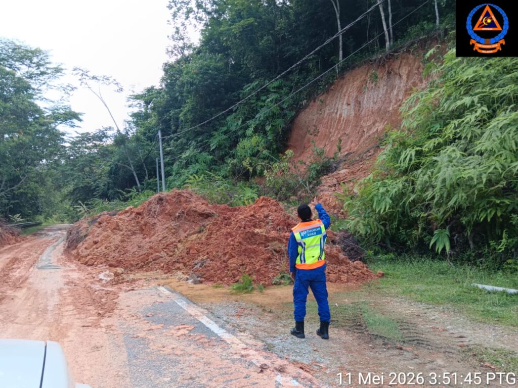 Tanah runtuh akibat hujan 2 jam, jalan ke kampung Orang Asli terhalang