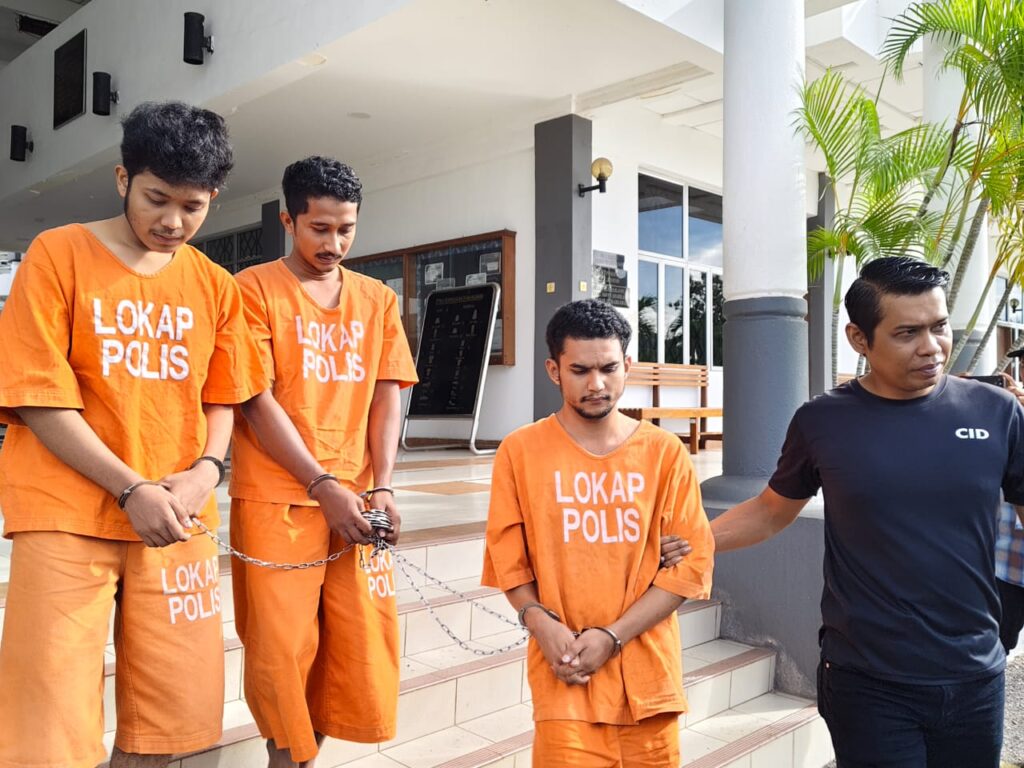 Tiga lelaki warga Indonesia tidak mengaku seludup 69 migran