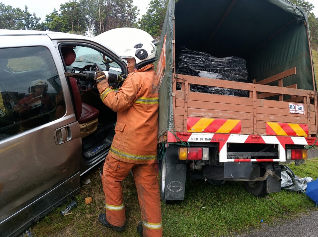 6 cedera kemalangan lori, kereta di Lembah Beringin