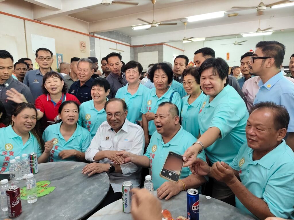 Anwar minum petang bersama masyarakat Cina Tambun