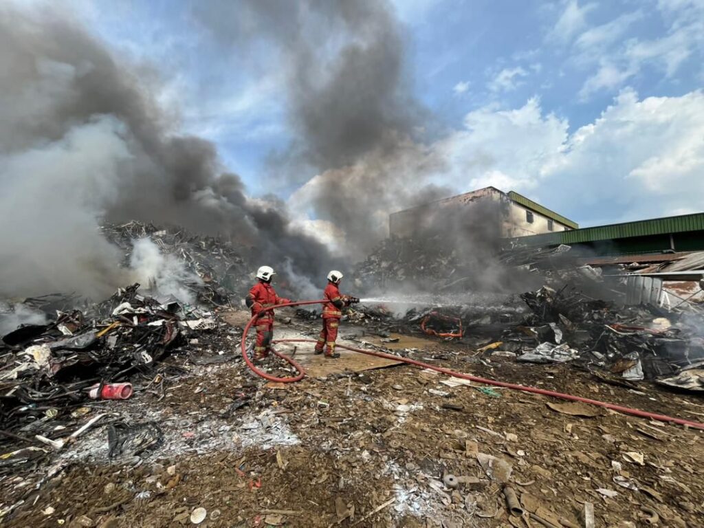 Longgokan barangan kitar semula terbakar di Kajang