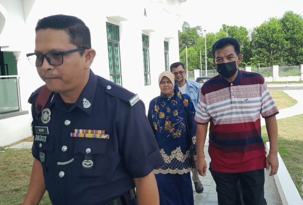 Warga emas, suri rumah didenda RM1,500 jadi keldai akaun