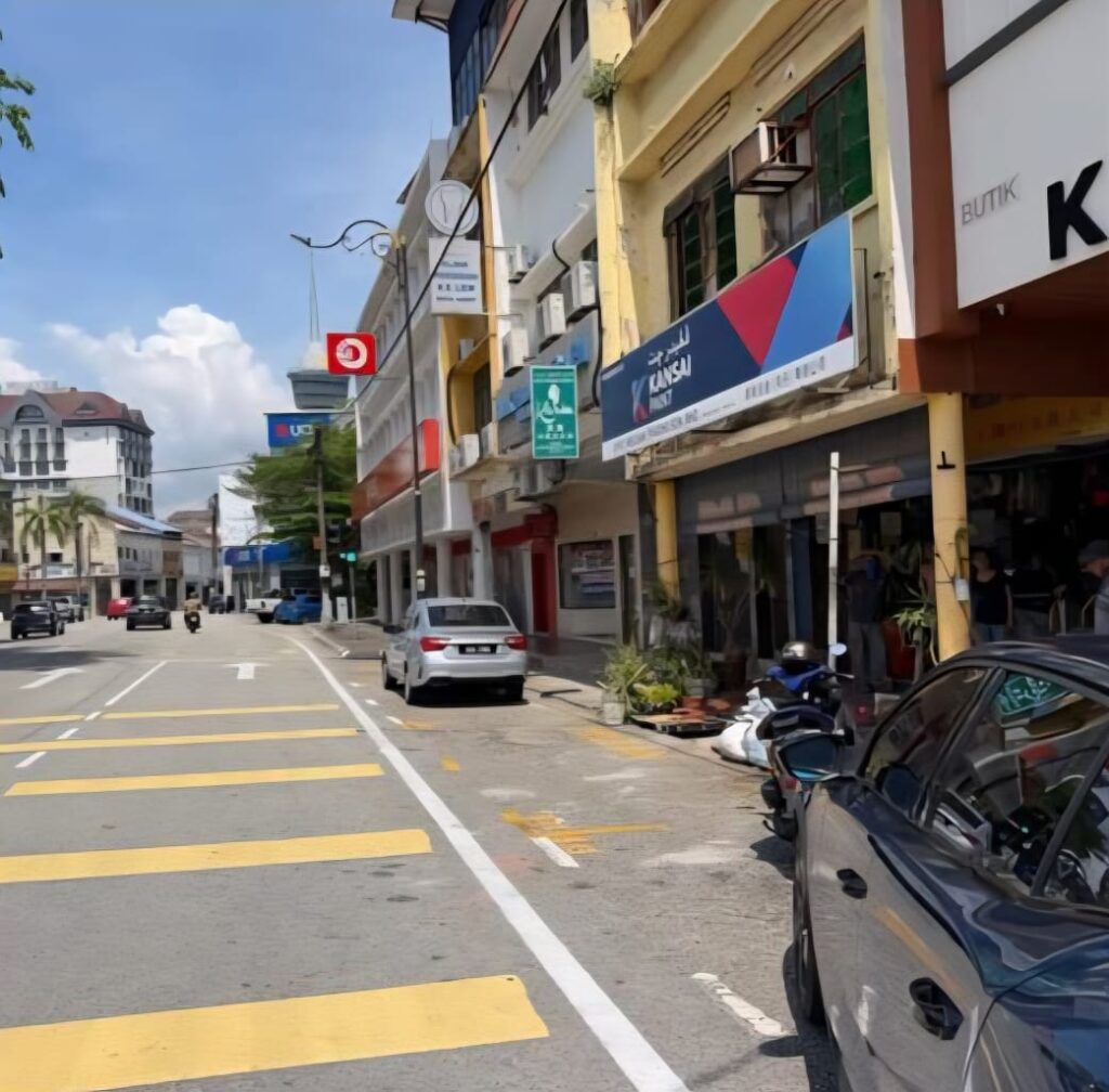 Gara-gara vape mushroom trak pikap rempuh kedai alat ganti