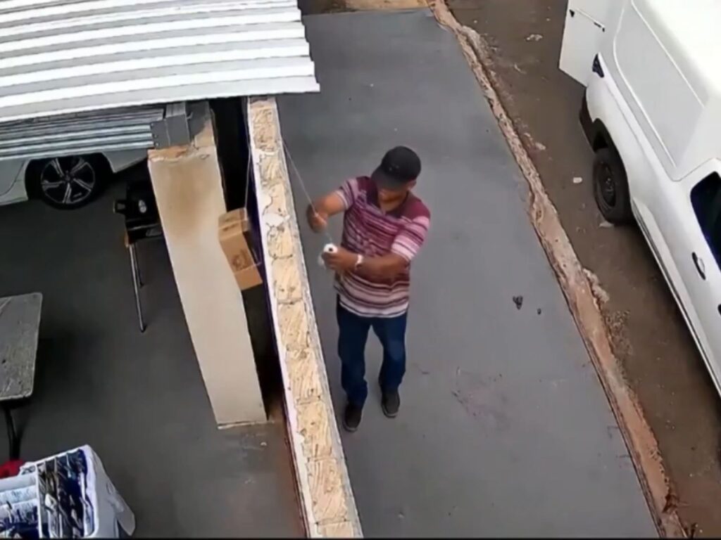 [VIDEO] Gigih guna tali turunkan ‘parcel’, abang kurier dilabel ‘green flag’