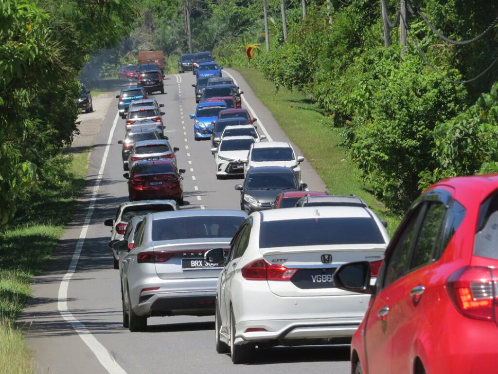 Pintu masuk Kelantan di Gua Musang sesak 4 kilometer