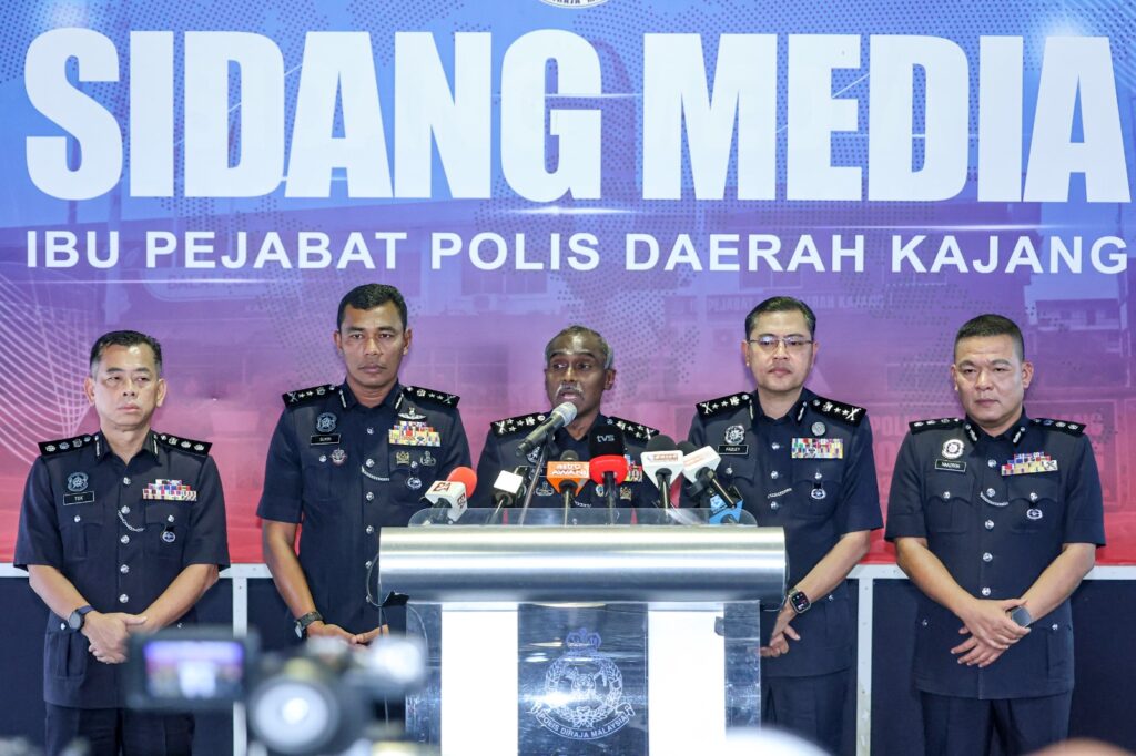 Isteri Tun Daim, dua anak masih di luar negara