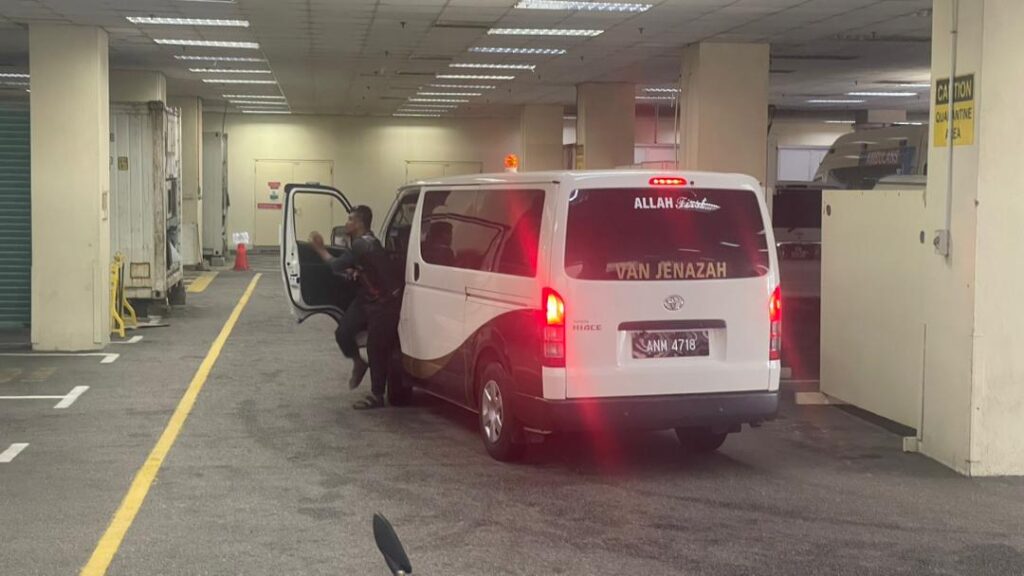 Jenazah Nur Izzati tiba di Hospital Sungai Buloh