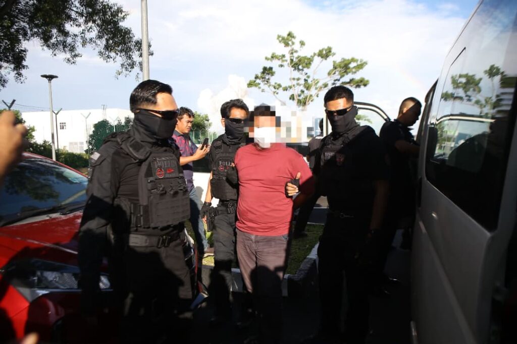 Ejen hartanah kes tikam leher ibu tunggal tiba di mahkamah