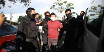 [VIDEO] Ejen hartanah kes tikam leher ibu tunggal tiba di mahkamah