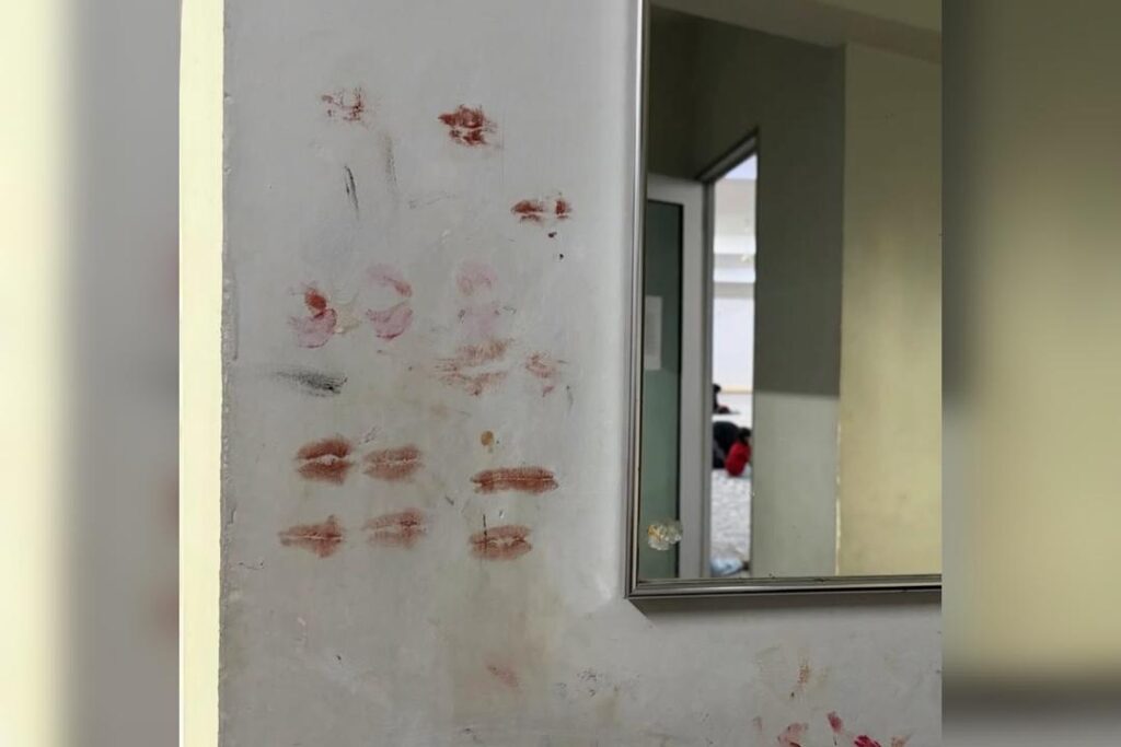 Dinding masjid dipenuhi kesan gincu cetus persoalan