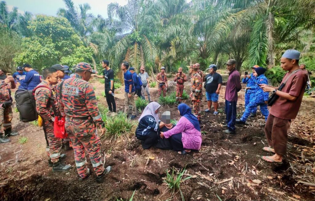 ‘Nathiah berjalan ikut budak-budak kecil’