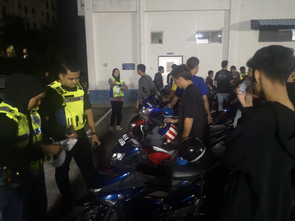 Penunggang motosikal rempuh kereta anggota polis