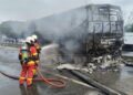 Bas bawa 17 penumpang termasuk kanak-kanak terbakar di lebuh raya