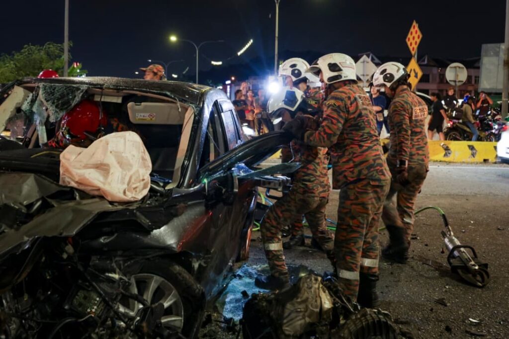 Pasangan warga emas parah nahas dua kereta di Lebuh Raya SILK