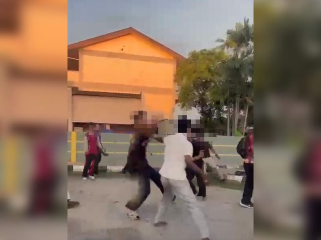 Ejek-mengejek punca gaduh luar pagar sekolah