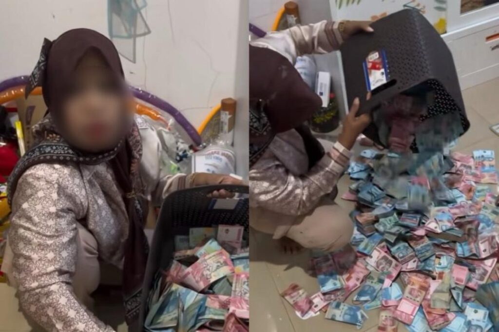 Wanita tayang duit penuh dalam bakul