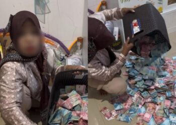 Wanita tayang duit penuh dalam bakul 