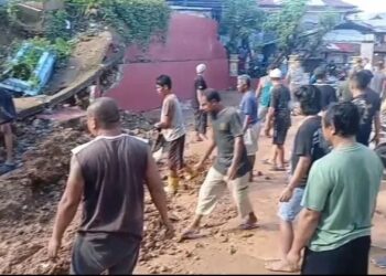 Jenazah bergelimpangan di pekarangan masjid 