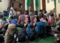 Wanita beramai-ramai mekap sebelum daki puncak gunung