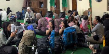 Wanita beramai-ramai mekap sebelum daki puncak gunung