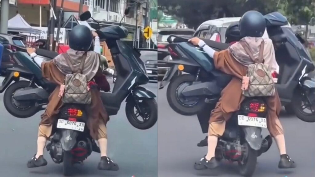 2 wanita angkut skuter naik motosikal