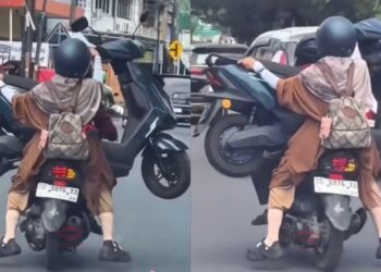 2 wanita angkut skuter naik motosikal
