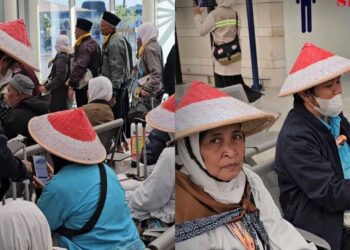 Satu keluarga pakai topi petani tunai haji