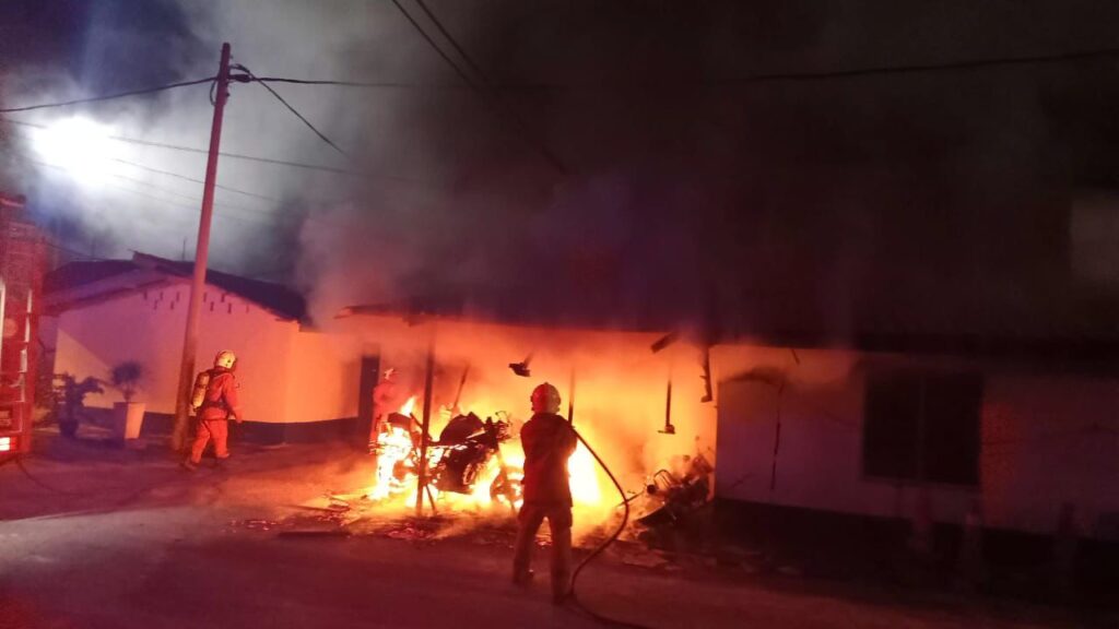 Empat motosikal trafik IPD Pasir Puteh hangus dijilat api