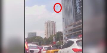 [VIDEO] Ada sesiapa nampak orang terjatuh di Jalan Ampang?