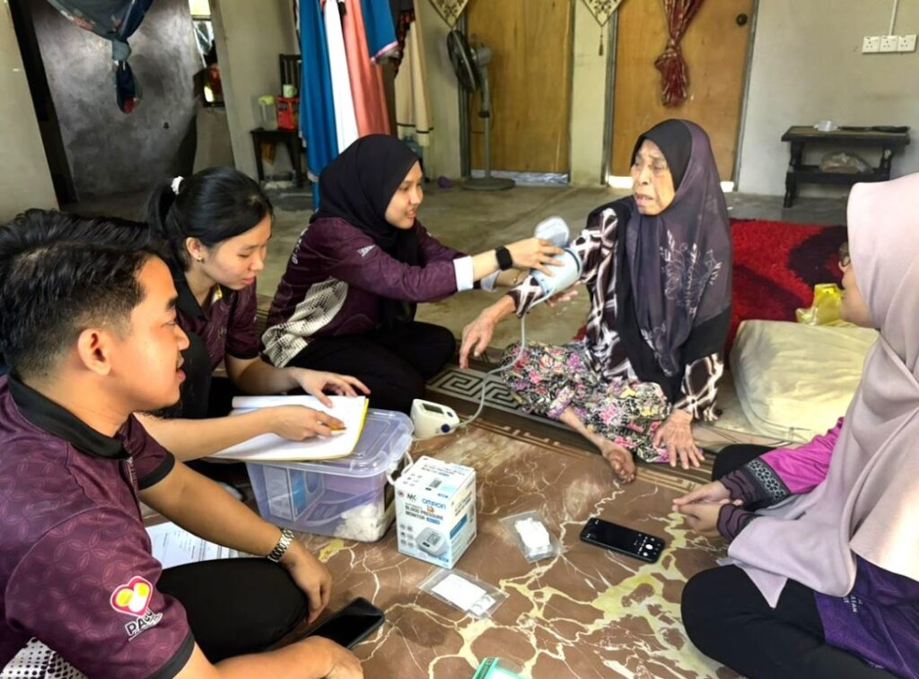 Siswa farmasi masuk kampung di Besut, beri khidmat kesihatan kepada 18 keluarga