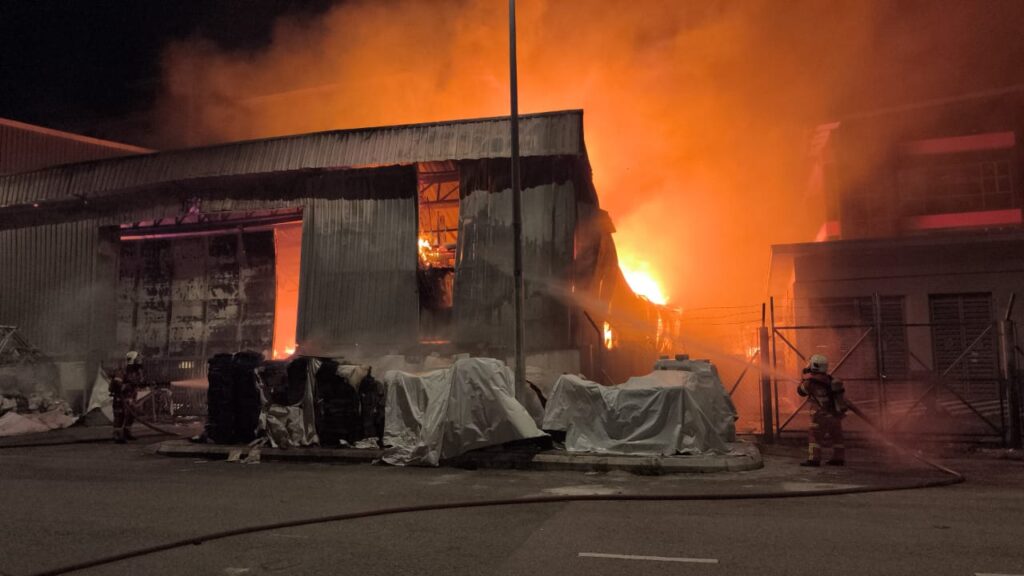 Bomba ambil hampir tiga jam kawal kebakaran kilang kayu