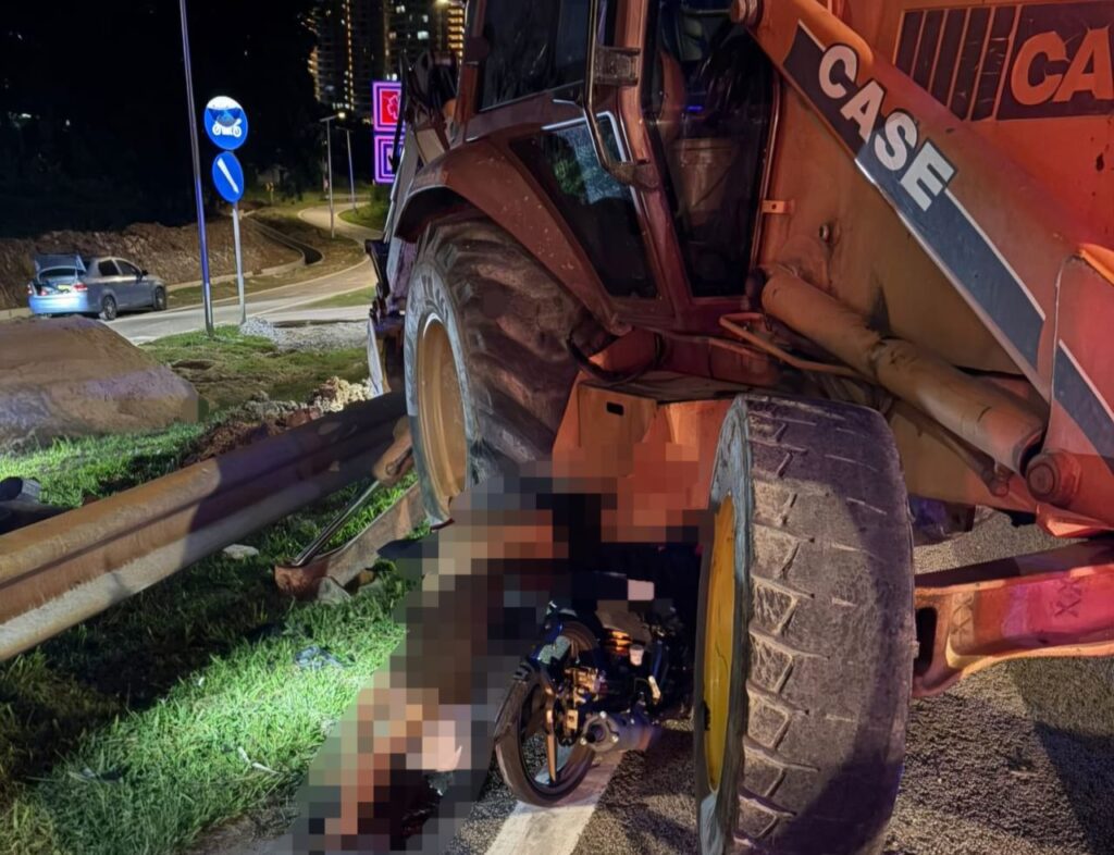 Ajal balik rumah rempuh jengkaut pasang tiang lampu