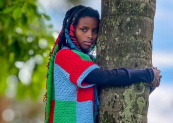 Gadis peluk 1,234 pokok dalam masa sejam