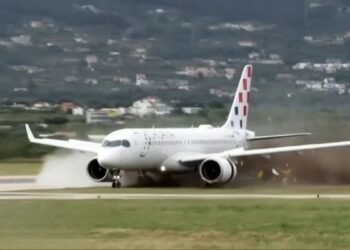 Penumpang cemas, Airbus terbabas, langgar lampu