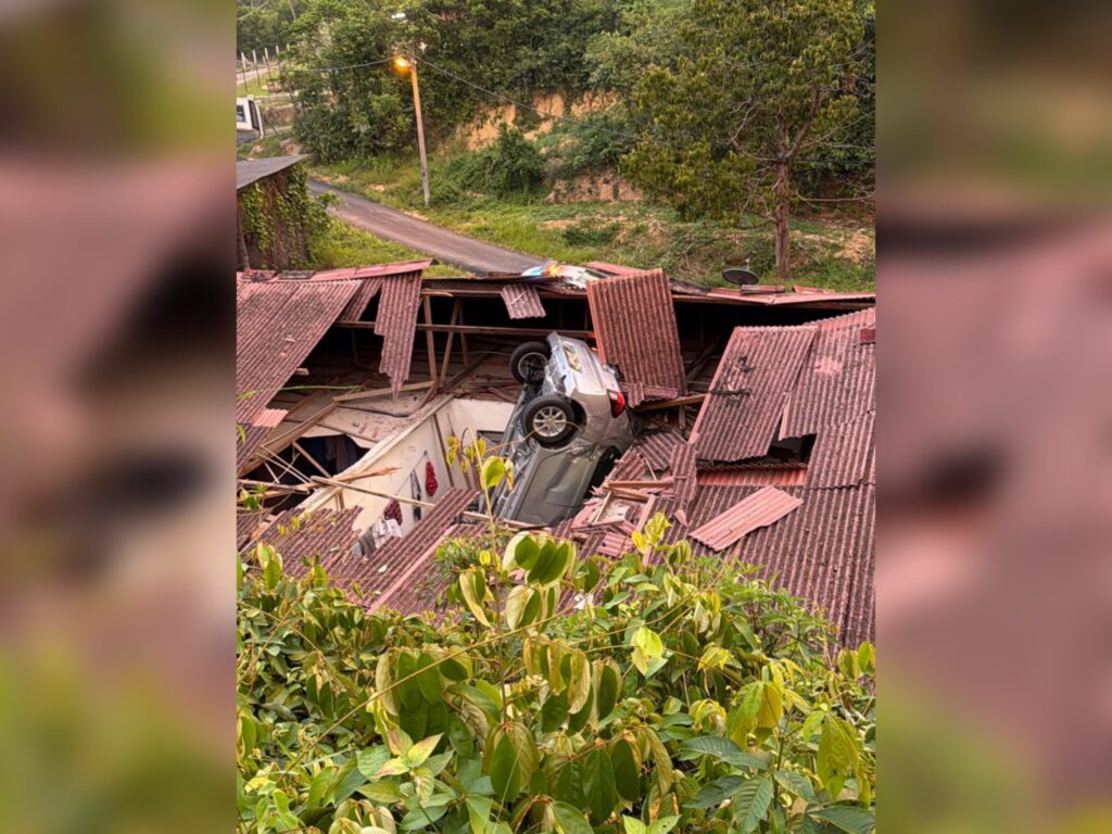 Kereta ‘terbang’ terjunam atas bumbung rumah