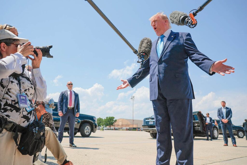 Dua pegawai polis saman Trump