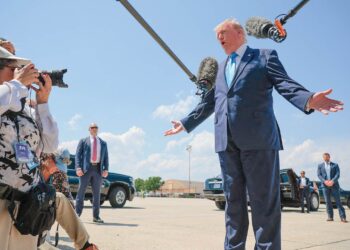 Dua pegawai polis saman Trump
