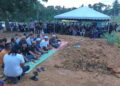 Empat beranak disemadikan dalam satu kubur