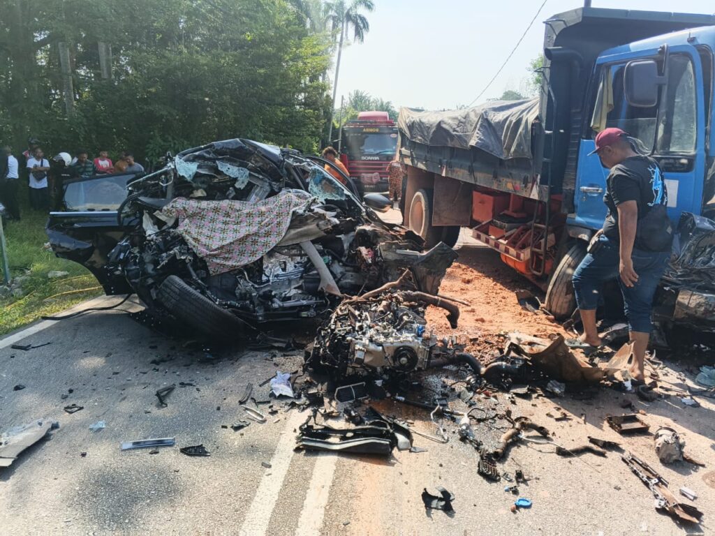 Enam maut SUV bertembung lori