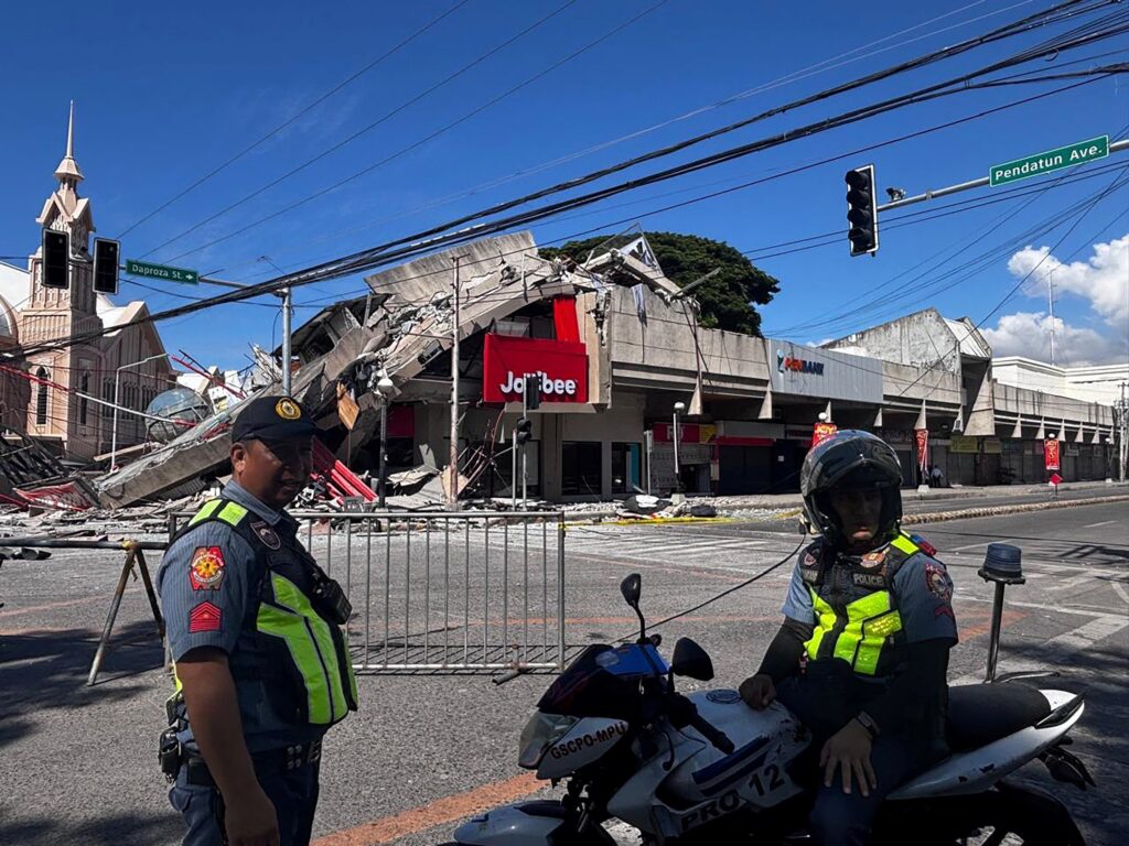 Mindanao bergegar, Indonesia arah penduduk pindah