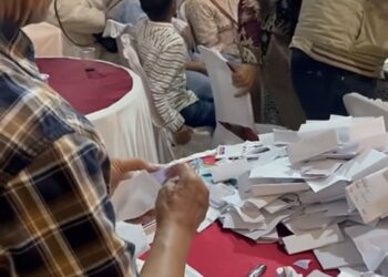 Tuan rumah umum duit sampul tetamu semasa majlis kahwin