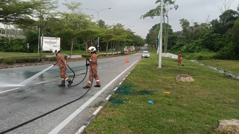 Bomba, Hazmat turun padang bersihkan tumpahan baha