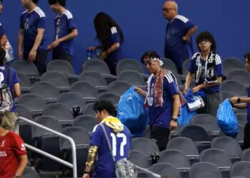 Kalau dah pembersih, peminat Jepun kutip sampah di stadium Piala Dunia 2026