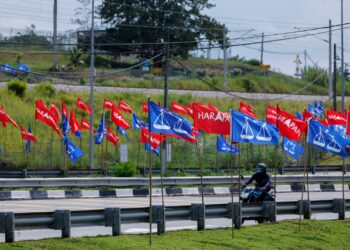 Di sini kawan,  di sana jadi lawan