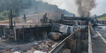 [VIDEO] Pemandu treler maut nahas enam kenderaan di Sedenak